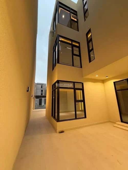 فيلا 300 متر مربع غربية على شارع 15م الزهور، أبها