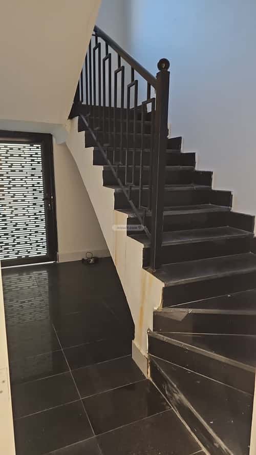 فيلا 325 متر مربع جنوبية على شارع 20م الصواري، الخبر