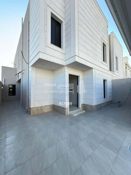 فيلا 250 متر مربع شرقية على شارع 20م الرحبة، الطائف