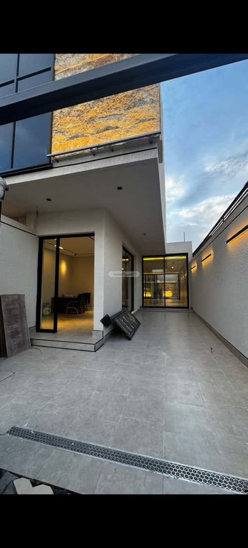 Villa 214 SQM with 8 Apartments Facing East Ad-Duraihemiyah, West Riyadh, Riyadh