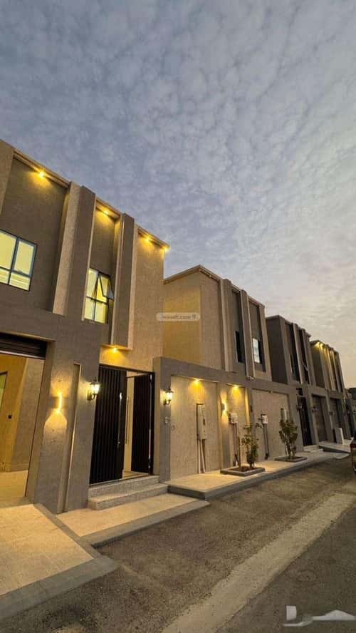 فيلا 302 متر مربع شمالية على شارع 18م الشعلة، الدمام