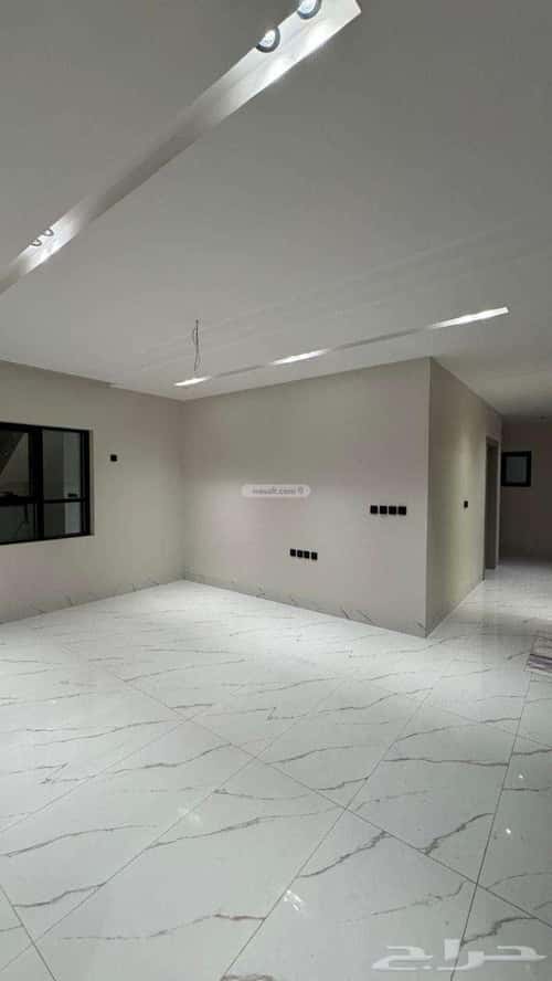 فيلا 302 متر مربع شمالية على شارع 18م الشعلة، الدمام