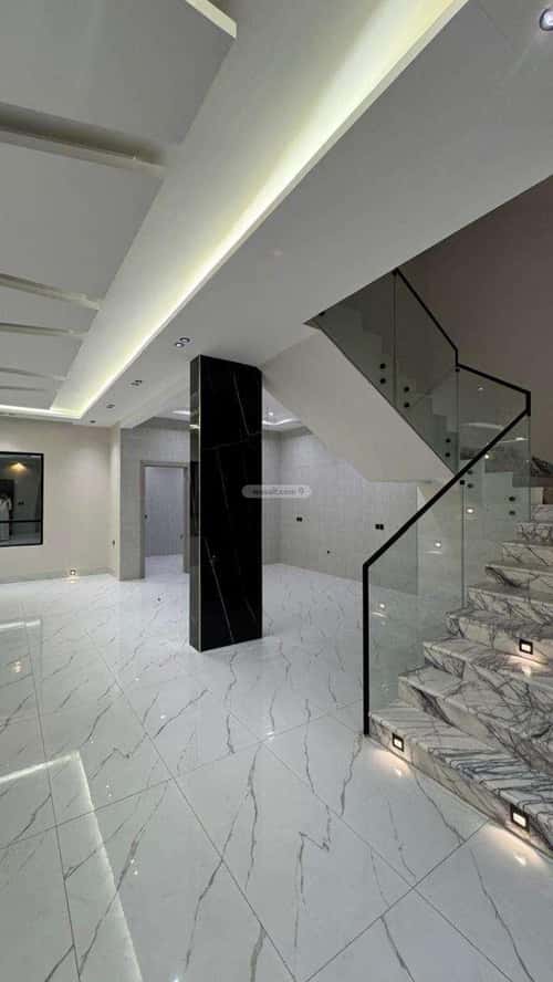 فيلا 302 متر مربع شمالية على شارع 18م الشعلة، الدمام