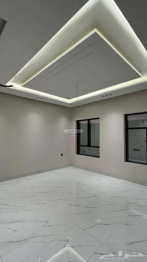 فيلا 302 متر مربع شمالية على شارع 18م الشعلة، الدمام