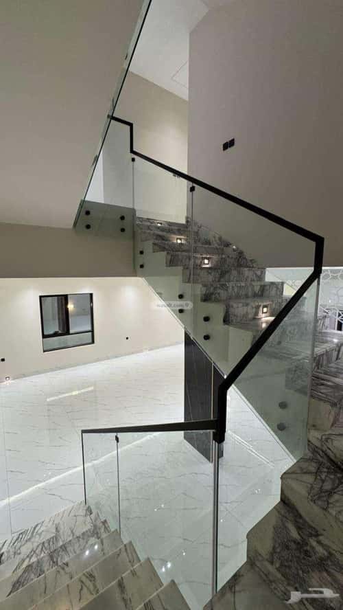 فيلا 302 متر مربع شمالية على شارع 18م الشعلة، الدمام