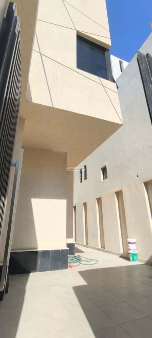 Floor 168 SQM with 4 Bedrooms Al-Janadriyah, East Riyadh, Riyadh