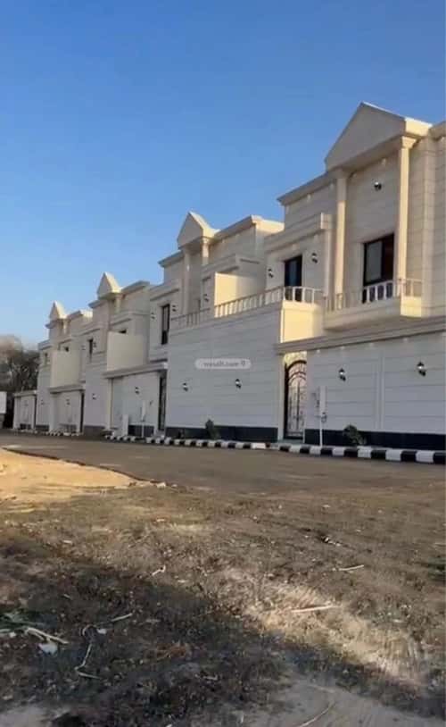 فيلا 315 متر مربع شرقية على شارع 20م مثملة، الطائف