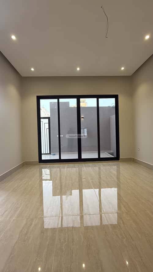 فيلا 250 متر مربع شرقية على شارع 24م ضاحية الملك فهد، الدمام