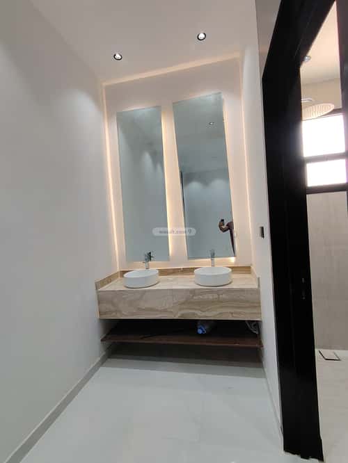 Floor 222 SQM with 5 Bedrooms Al-Janadriyah, East Riyadh, Riyadh