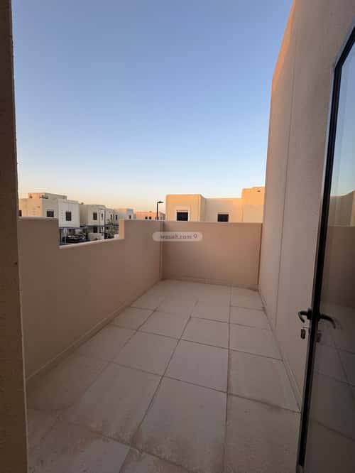 فيلا 400 متر مربع شمالية شرقية على شارع 12م سدرة، الرياض