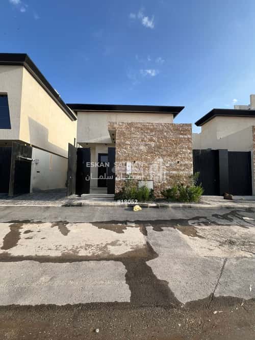 Floor 312 SQM with 5 Bedrooms Al-Janadriyah, East Riyadh, Riyadh