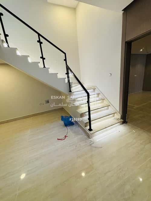 فيلا 250 متر مربع شرقية على شارع 32م ضاحية الملك فهد، الدمام