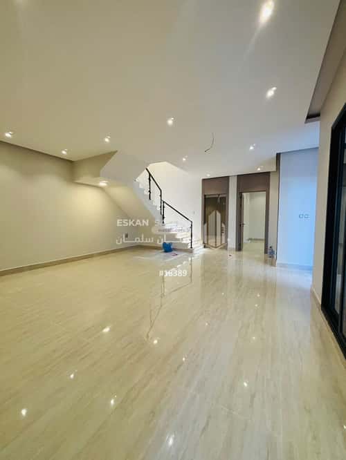 فيلا 250 متر مربع شرقية على شارع 32م ضاحية الملك فهد، الدمام