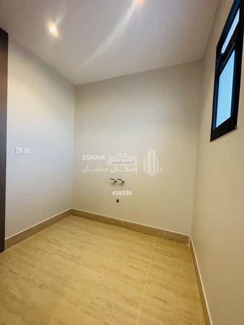 فيلا 250 متر مربع شرقية على شارع 24م ضاحية الملك فهد، الدمام