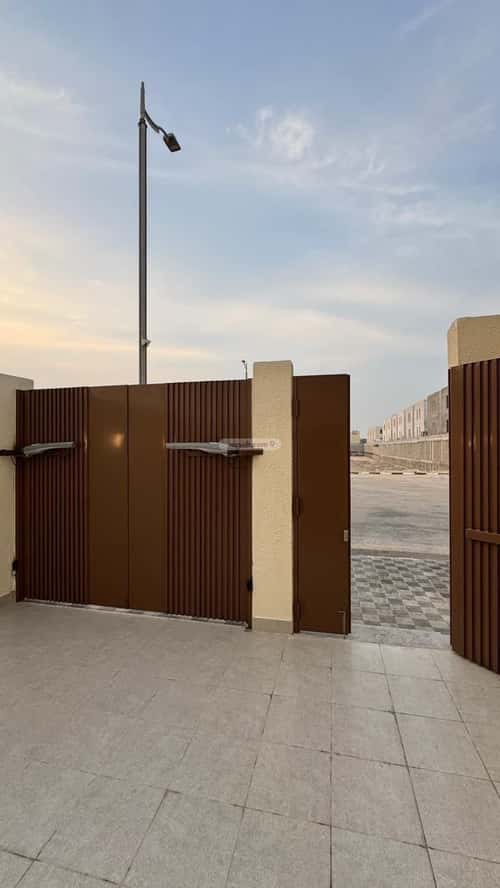 فيلا 352 متر مربع شمالية على شارع 20م السيف، الدمام