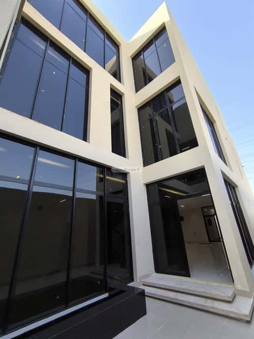 فيلا 300 متر مربع شمالية على شارع 15م الرحمانية، شرق جدة، جدة