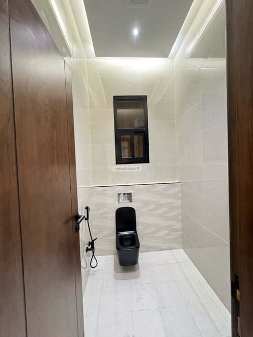 فيلا 260 متر مربع شرقية على شارع 20م الخالدية، أبها