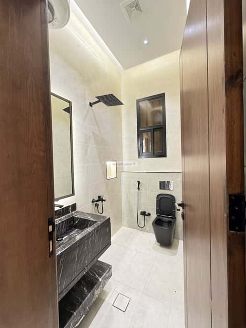 فيلا 260 متر مربع شرقية على شارع 20م الخالدية، أبها