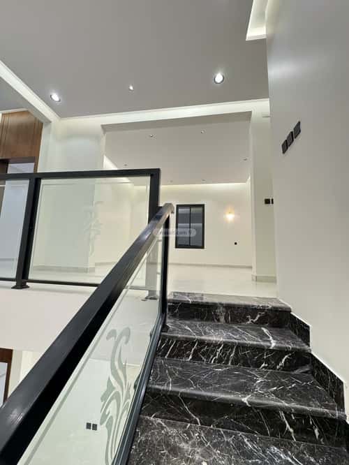 فيلا 260 متر مربع شرقية على شارع 20م الخالدية، أبها