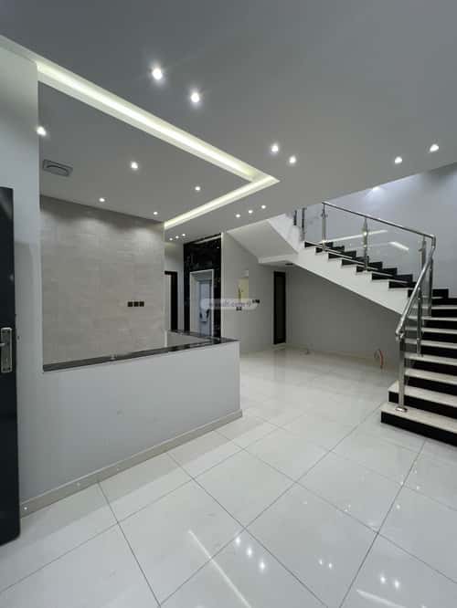 فيلا 250 متر مربع شرقية على شارع 20م الراقي، خميس مشيط