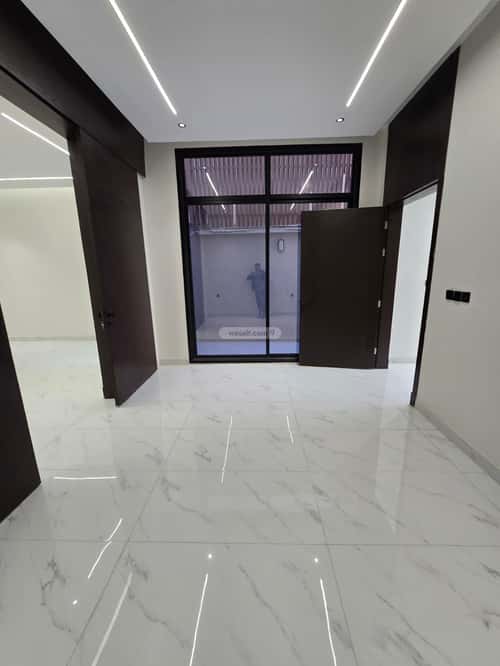 Floor 242 SQM with 5 Bedrooms Al-Muanisiyah, East Riyadh, Riyadh