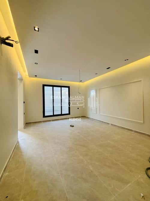 فيلا 300 متر مربع شمالية على شارع 30م العزيزية، الجبيل