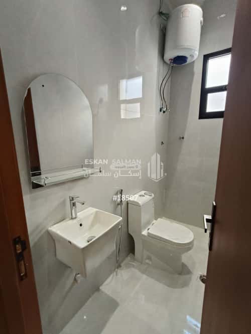 فيلا 220 متر مربع شمالية على شارع 18م طيبة، جنوب الرياض، الرياض