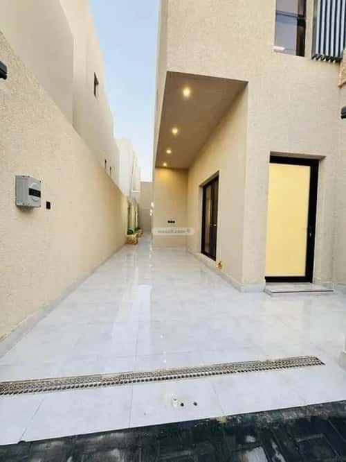 فيلا 135 متر مربع شمالية على شارع 15م الرمال، شرق الرياض، الرياض