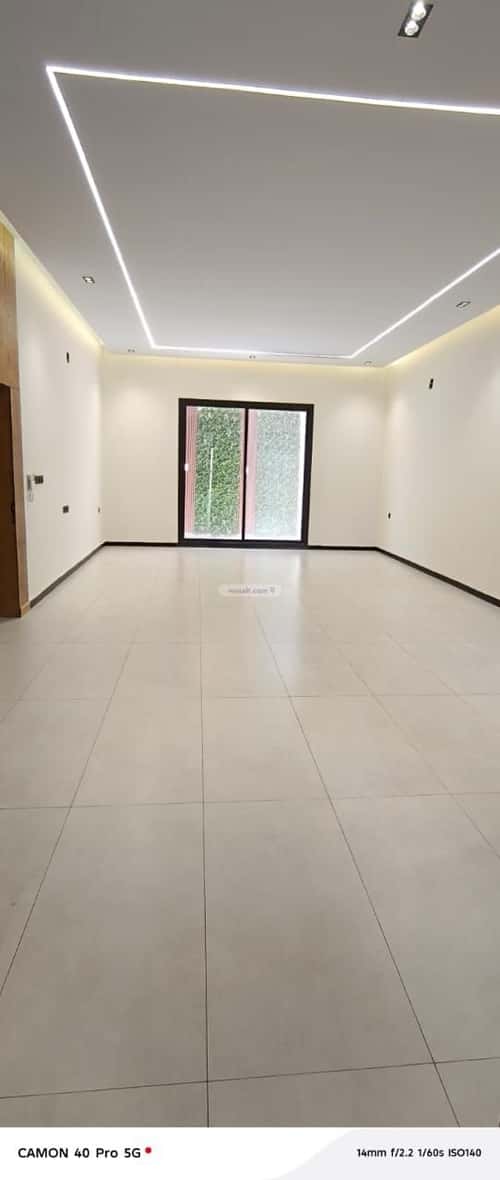 5 bedroom villa in Al Janadriyah