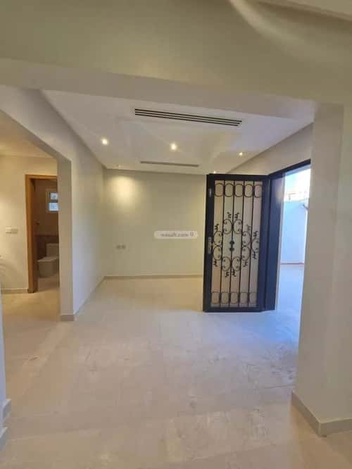 فيلا 350 متر مربع شرقية على شارع 12م الصحافة، شمال الرياض، الرياض