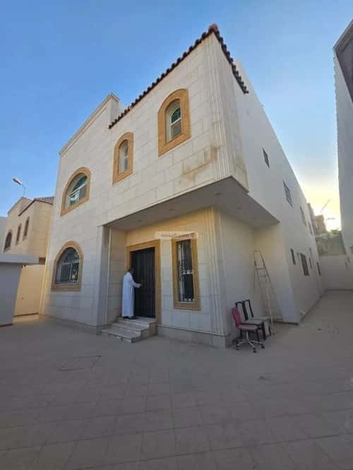 فيلا 350 متر مربع شرقية على شارع 12م الصحافة، شمال الرياض، الرياض