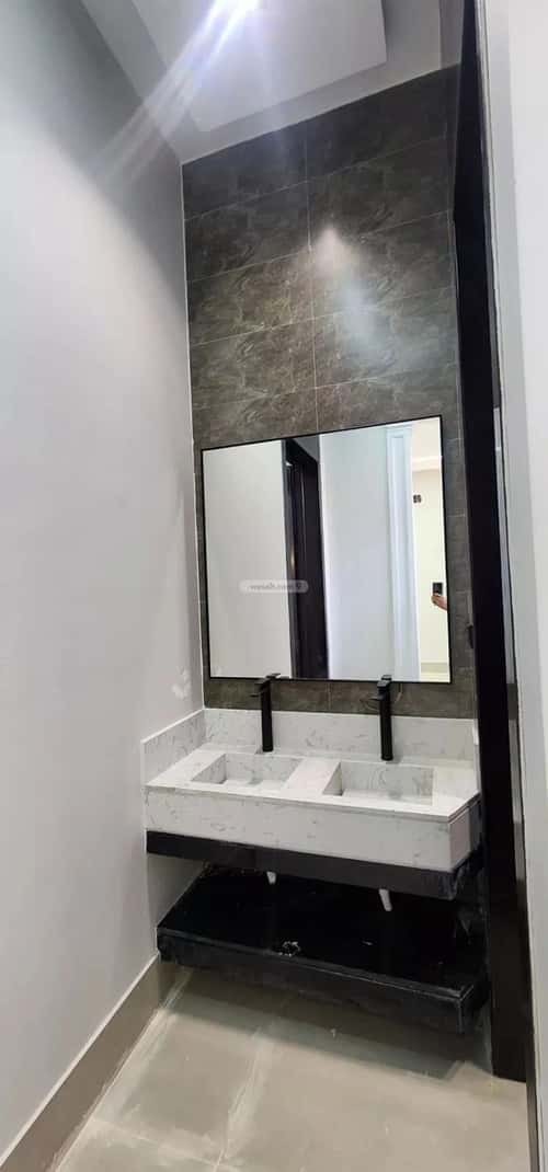 فيلا 200 متر مربع شرقية على شارع 15م العريجاء الغربي، غرب الرياض، الرياض