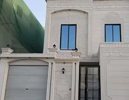 فيلا 258 متر مربع شرقية على شارع 15م ضاحية الملك فهد، الدمام