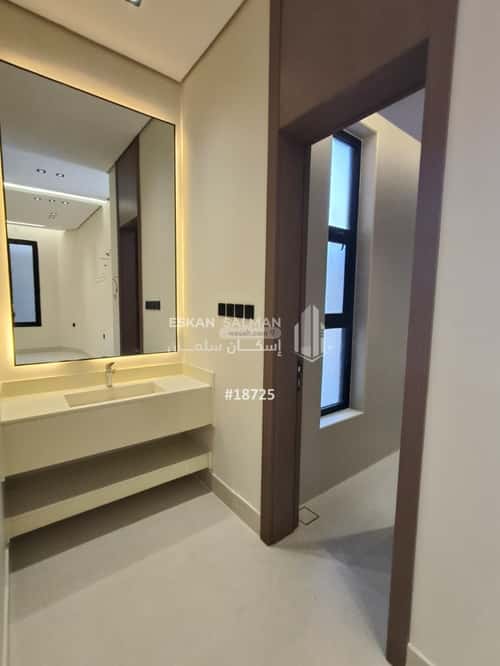 فيلا 300 متر مربع شمالية على شارع 18م الجنادرية، شرق الرياض، الرياض