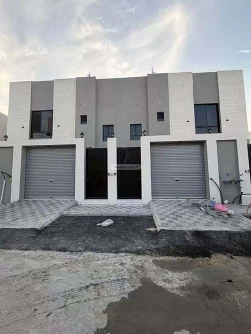 فيلا 238 متر مربع شرقية على شارع 18م ضاحية الملك فهد، الدمام