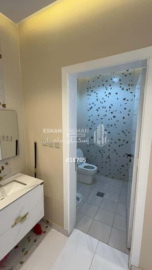 فيلا 370 متر مربع شرقية على شارع 25م الأخباب، الطائف