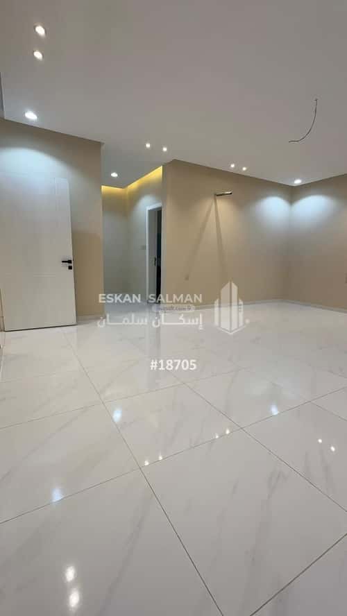 فيلا 370 متر مربع شرقية على شارع 25م الأخباب، الطائف