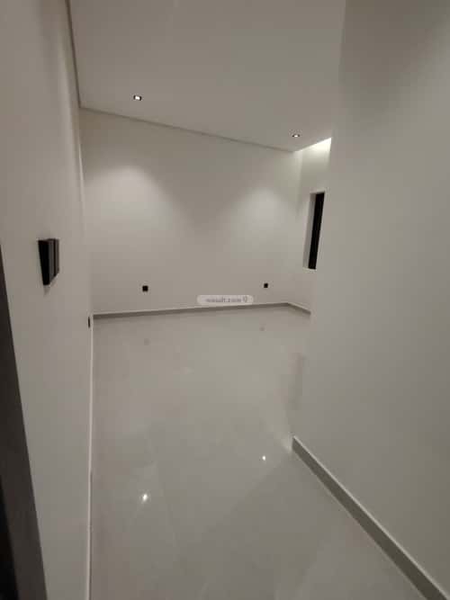 فيلا 300 متر مربع شرقية على شارع 20م السيف، الدمام