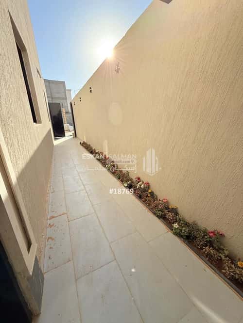 فيلا 140 متر مربع شمالية على شارع 15م الندوة، شرق الرياض، الرياض