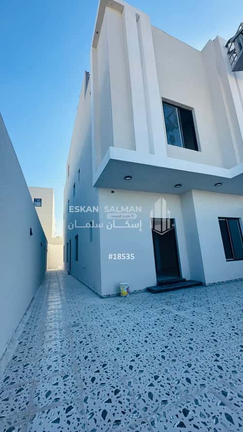 فيلا 311 متر مربع شمالية على شارع 20م المصيف، القطيف