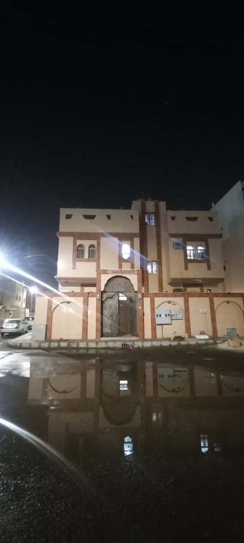 Building 562 SQM with 4 Floors Facing North Abu Bureiqah, Madinah