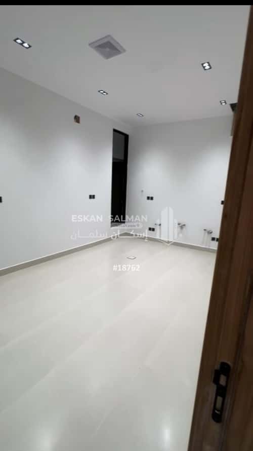 فيلا 303 متر مربع شمالية على شارع 15م الريف، المزاحمية