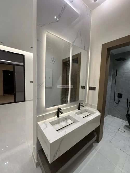 فيلا 200 متر مربع شمالية على شارع 20م الفاروق، وسط الرياض، الرياض