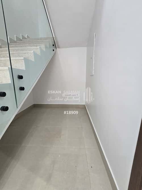 فيلا 250 متر مربع جنوبية على شارع 18م المعيزيلة، شرق الرياض، الرياض