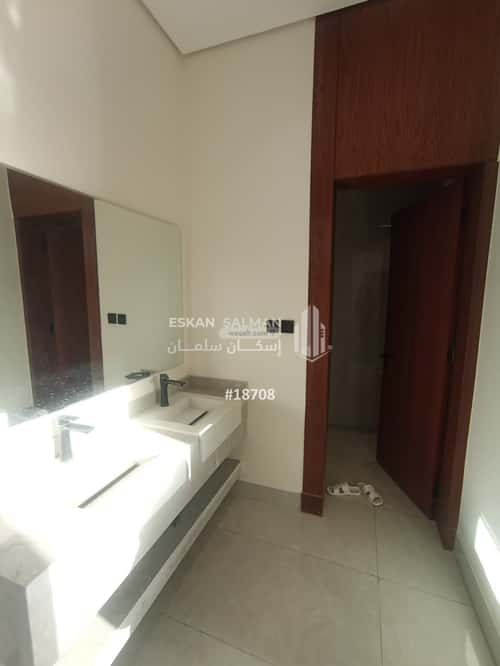 Floor 179 SQM with 5 Bedrooms Al-Janadriyah, East Riyadh, Riyadh