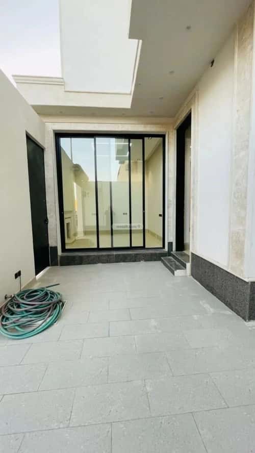 فيلا 200 متر مربع شرقية على شارع 15م العريجاء الغربي، غرب الرياض، الرياض