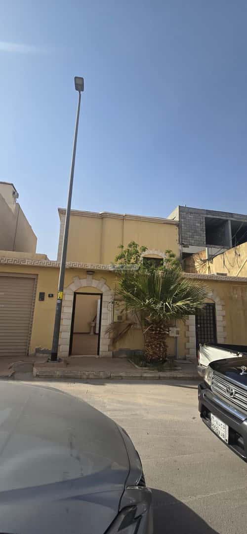 فيلا 300 متر مربع شرقية على شارع 15م الربوة، وسط الرياض، الرياض