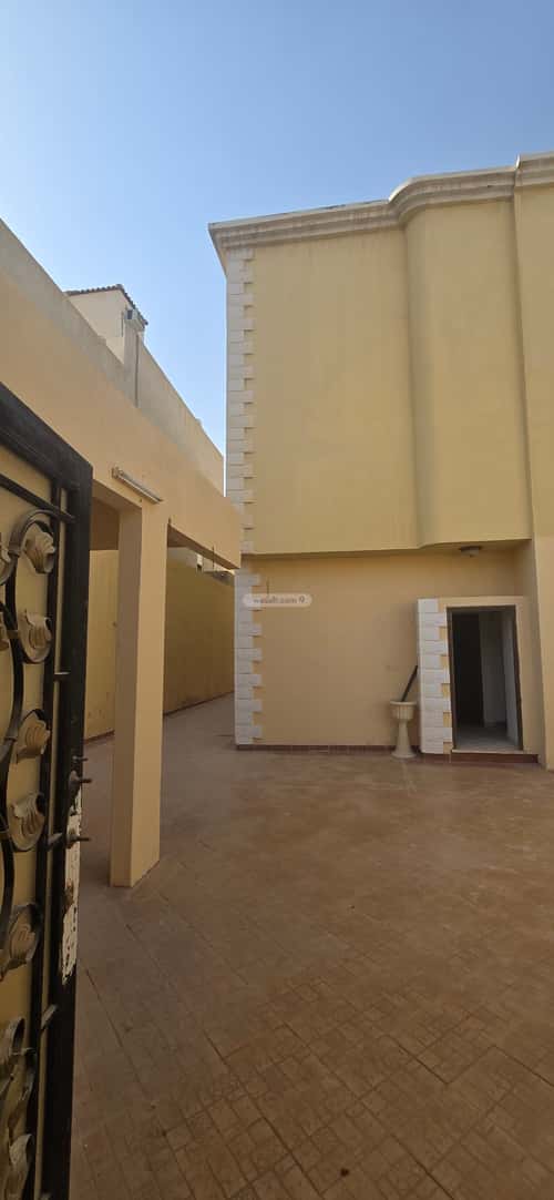 فيلا 300 متر مربع شرقية على شارع 15م الربوة، وسط الرياض، الرياض