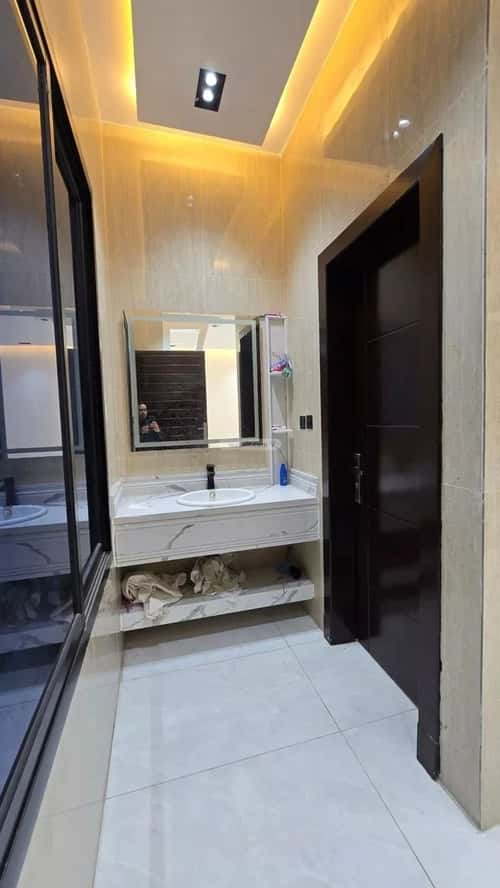 فيلا 250 متر مربع شمالية على شارع 15م العزيزية، جنوب الرياض، الرياض