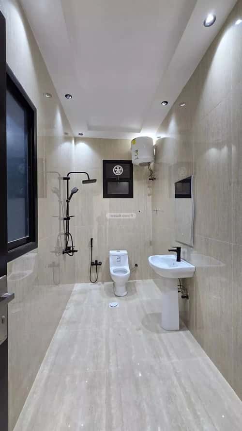 فيلا 250 متر مربع شمالية على شارع 15م العزيزية، جنوب الرياض، الرياض